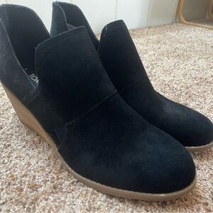 NWOT- TOMS Women's Black Suede Wedges